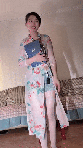 旗袍美女，大长腿又白又直 Beauty of cheongsam, long l