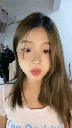 陌生男性在身上游走，湿漉漉的无毛嫩穴，期待被插入满足