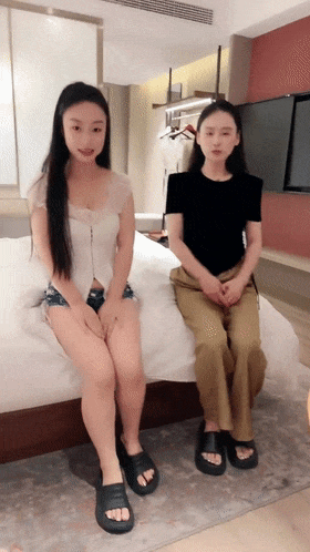 两个大奶骚货，开启双飞大战，一般人真的扛不住 Two big tits slut
