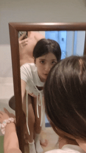 镜子前跪下口交啪啪，特写刮了毛的嫩穴被插 Kneeling in front o