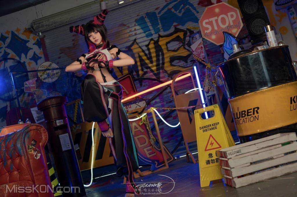 Coser@黏黏团子兔： 街霸 韩蛛俐 Coser@sticky dough rabbit： Street Fighter Han Zhuli