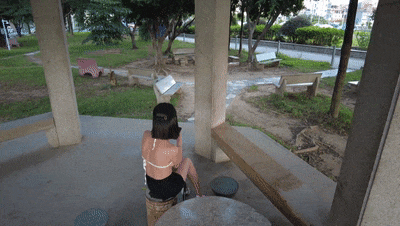 精彩动态图  人气露出女神【cikaimoon】户外露出散步被大爷强行拍照 Wo