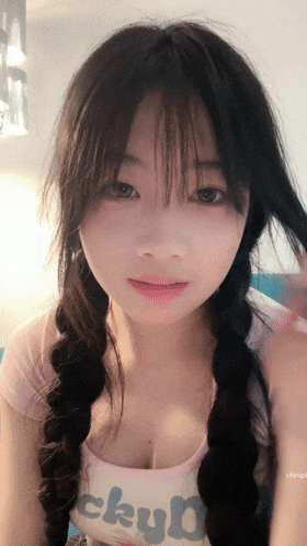 可爱乖巧，发育不错奶子大，虽然不是很漂亮但是很耐看 Cute and wellb