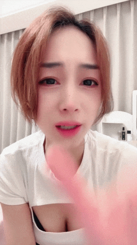 酒后醉了发骚，男友在玩网游，偷偷跑桌底下叼男友的JJ After drinkin