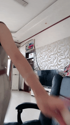 真实东北韵味少妇，白天家里没人客厅脱光，晚上趁老公睡着又偷偷直播 Real No