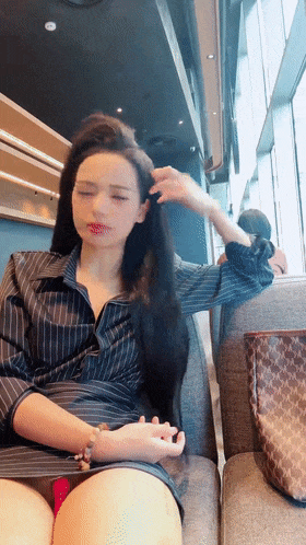 精彩动态图  清纯露出少女【小小晴】在咖啡馆露屄后又到厕所脱光自慰 Wonder