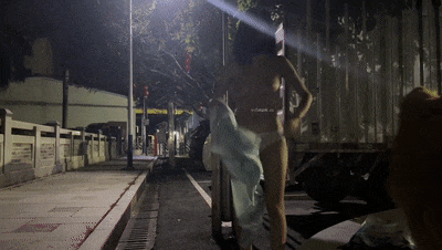 精彩动态图  人气露出女神【cikaimoon】深夜全裸带着狗狗出门，搭讪路人