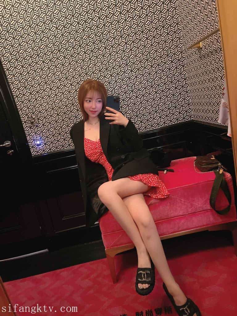 推特露脸高颜巨乳反差女神【酒月】主人调教私拍 The Goddess of Contrast with High Face and Big Breasts Revealed on Twitter [Jiuyue] Private Photoshoot Trained by the Master