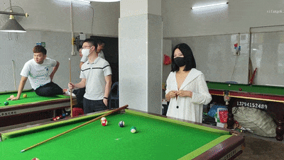 精彩动态图  人气露出女神【cikaimoon】全裸台球厅打球，引一群男人围观