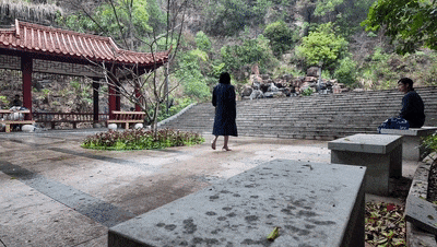 精彩动态图  少女【cikaimoon】在景区炸裂露出，路边的环卫工小商贩们目瞪