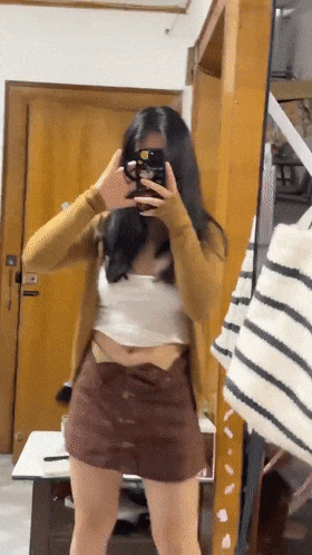 露点福利，日常喜欢穿各种丝袜，生活照跟擦边照居多 Dew point benef