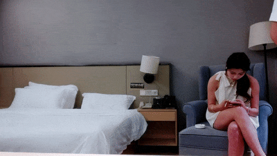 深夜外围场，23岁漂亮小姐姐姗姗来迟，阴毛浓密健谈听话猛 Late at nig