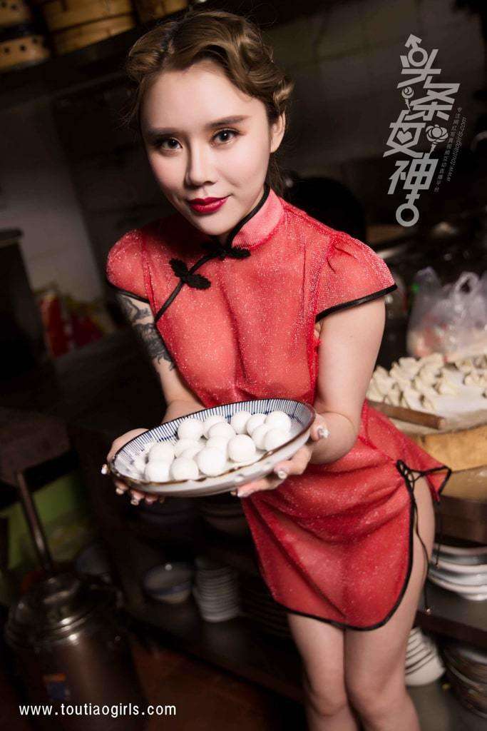 【头条女神】爱丽莎《春节包饺子吃元宵》 [Headline Goddess] Alyssa "Making Dumplings and Eating Yuanxiao during the Spring Festival"