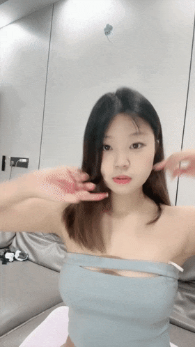 19岁舞蹈专业，颜值高身材好，纯天然的大白兔太棒了，一点不拘束 19 years