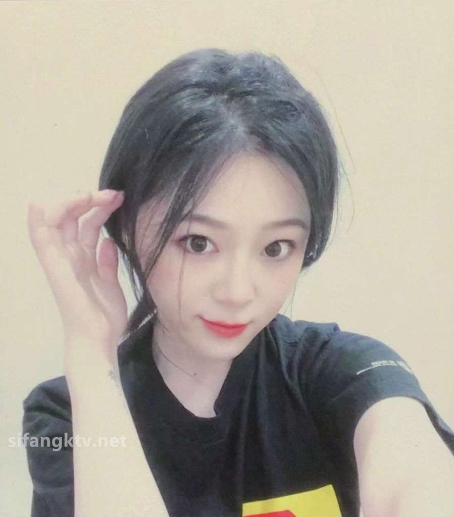 白领丽人姜瑜和酒吧认识的帅哥开房自拍性爱 Whitecollar beauty Jiang Yu and the handsome guy she met at the bar checked into a hotel room and took selfies and had sex.