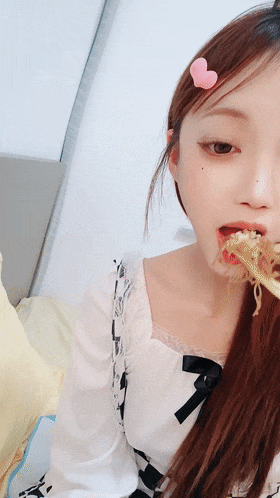 现在的女孩质量都好高，为了这个月房租也是豁出去了 The quality of