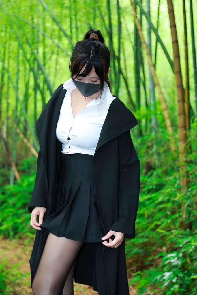 【国模套图】李佳《黑百褶裙森林》 [National Model Set Pic