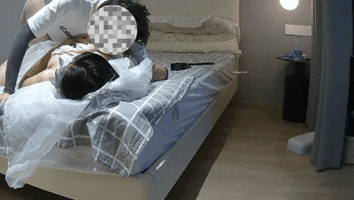 19岁无毛少女，终于被摄影师操了射B里，极品美乳 A 19yearold hai