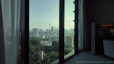 清晨在酒店刚醒，被单男拉到落地窗前啪啪，风情万种人妻 Just woke up