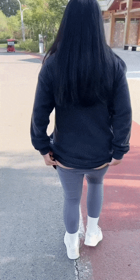 人前露出露出性爱3P，胆子很大的小少妇，骚气逼人很刺激必看 Sex 3P is