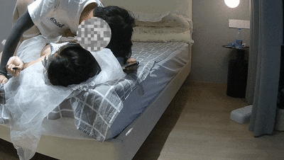 19岁无毛少女，极品美乳让人爱不释手，第一次被插入，紧张 A 19yearold