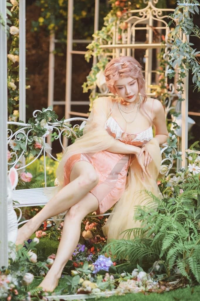 秋和柯基《花园嬉水》 Autumn and Corgi "Garden Fing