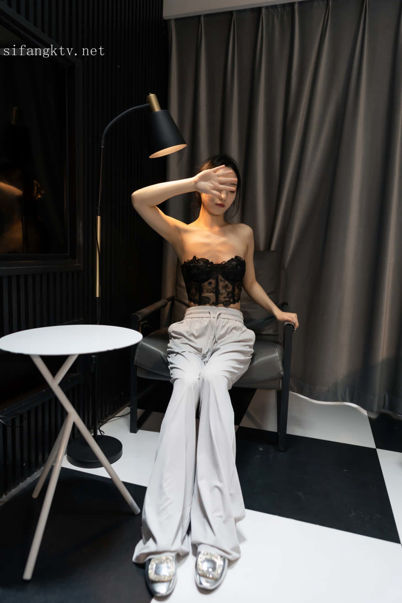 丝袜无内嫩模系列【桃桃】库里肉丝真空套图