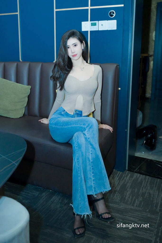 秀人网 章芃芃 九头身大美女 美鲍 粉乳头 漏点美图！ Xiuren.com Zhang Pengpeng, a nineheaded beauty with beautiful boobs and pink nipples, missing some beautiful pictures！