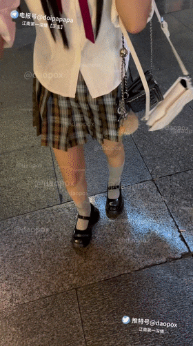 06的刚上大一的，酒吧搭讪的带回家，无套内射！ 06, a freshman,