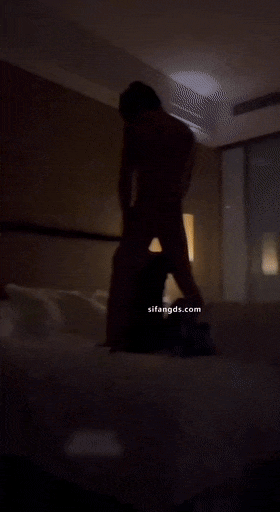 清纯杭州艺术舞蹈生校花，被两男3P玩弄，你买的肛塞太他妈大了