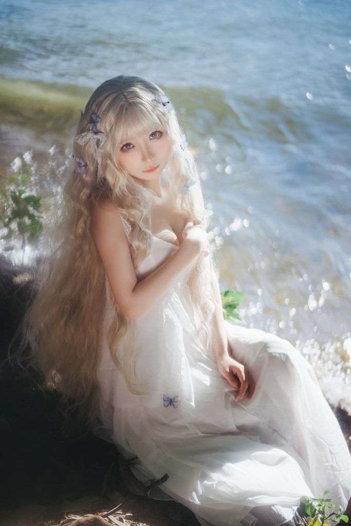 是三不是世w  湖边白裙 Is it the third generation, not the third generation  White dress by the lake