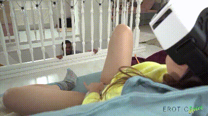 小骚货玩色情var时被抓包（动图） Little slut was caught playing porn var (animated picture)