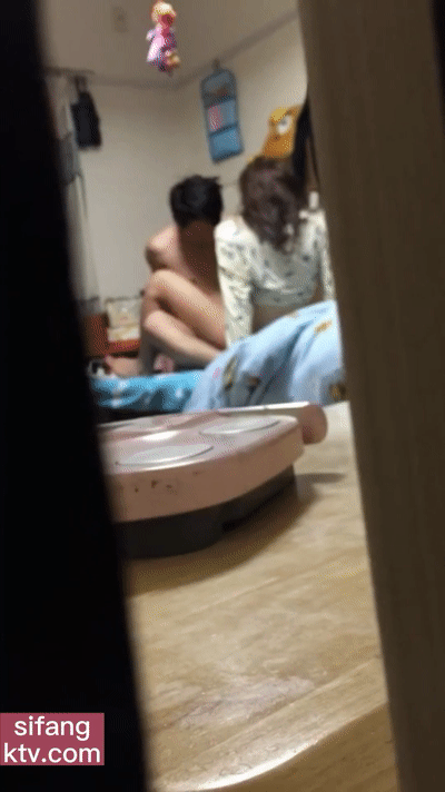 天气太热睡不着趴门缝偷窥对门的情侣啪啪（动图） The weather was too hot and I couldn&rsquo;t sleep. I leaned under the door to peek at the couple having sex (animated picture). | cilotris