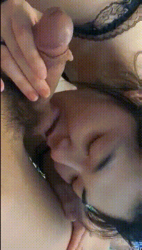 骚逼抠的淫水狂喷 射了一肚皮 The pussy pussy was squirting and ejaculated all over the stomach