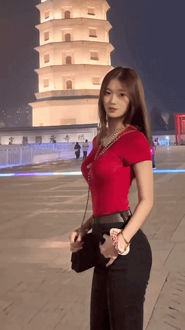 超模高挑的身材 大长腿配黑丝，日常乖乖女，和男友独处就是淫娃 The supermodel has a tall figure, long legs and black stockings. She is a good girl in daily life, but she becomes a slut when alone with her boyfriend.