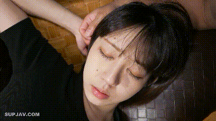 身材丰满皮肤白皙 车灯亮眼 被大哥无套输出 内射 有轻微反应呻吟声 Busy figure, fair skin, bright headlights, uncondoms from the elder brother, creampie, slightly moaning