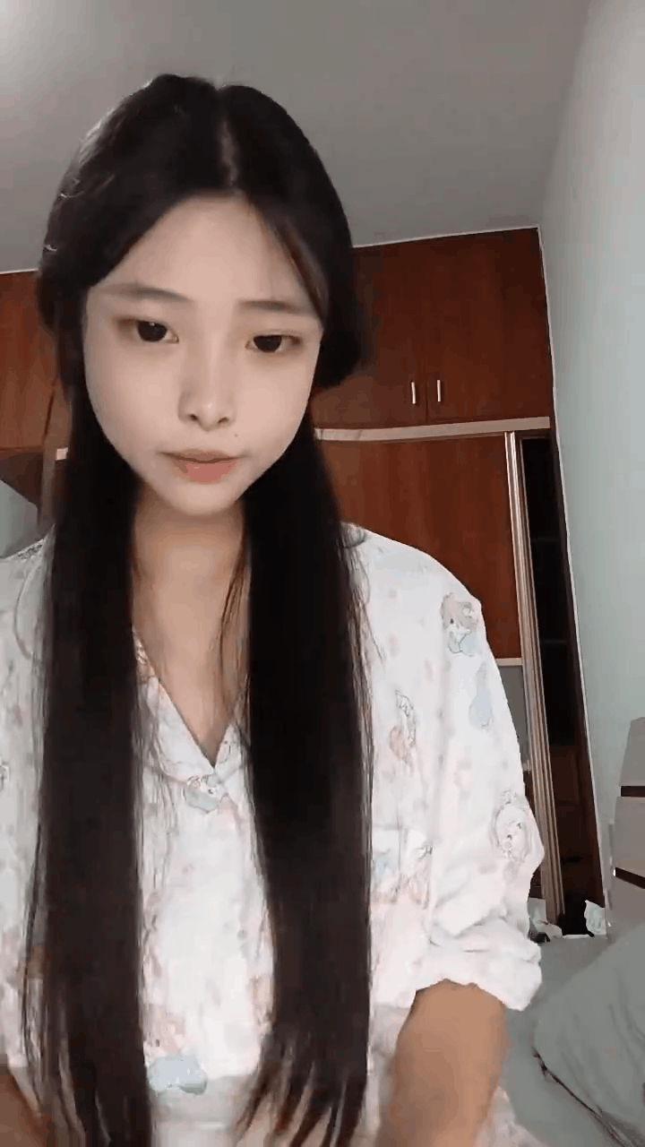 好看的动态图(续一千九百零二十）（美女大学生露脸激情挣生活费）（推荐） Nice dynamic pictures (continued from 1902) (Beautiful college students show their faces passionately to earn living expenses) (recommended)