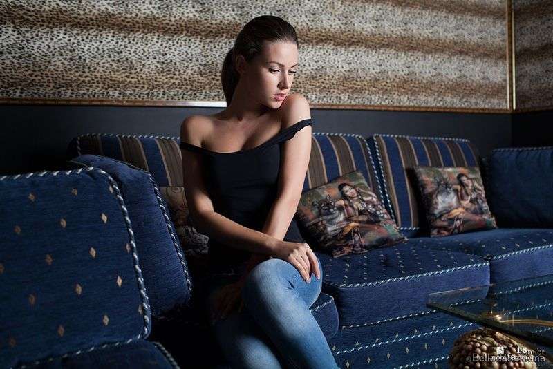 华丽的黑发宝贝 Olga Alberti 脱掉紧身牛仔裤向我们展示她的桃色屁股 Gorgeous brunette babe Olga Alberti takes off her tight jeans to show us her peachy ass