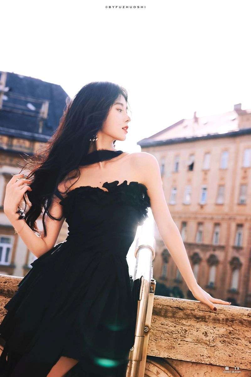 挂颈抹胸黑洋裙鞠婧祎[高清套图] Black dress with hanging neck and tube topJu Jingyi [HD set of pictures]