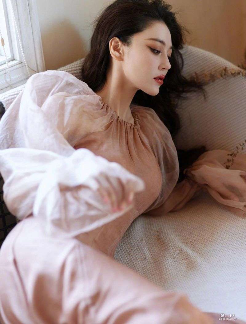 追光在复古油画里&mdash;张馨予[高清套图] Chasing light in retro oil paintings&mdash;Zhang Xinyu [HD set of pictures]