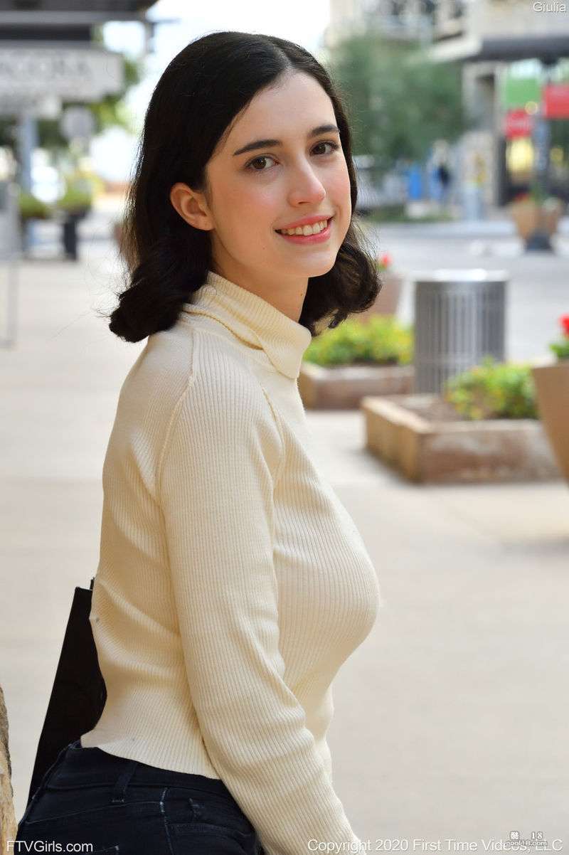 美丽的黑发宝贝朱莉娅在户外脱衣露出了她惊人的乳房 Beautiful brunette babe Julia strips outdoors exposing her amazing breasts