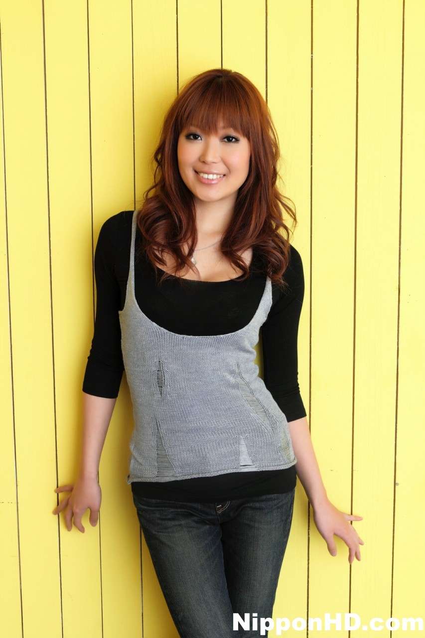 JAV Hot Japanese girl with red hair poses in sexy bra paired with jeans and heels JAV Hot Japanese girl with red hair poses in sexy bra paired with jeans and heels