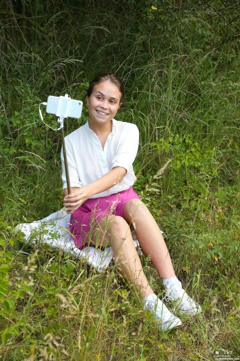 身材娇小的少女 Jenny Fer 张开双腿让男友的鸡巴狠狠撞击她的小穴 Petite teen Jenny Fer spreads her legs and lets her boyfriend&rsquo;s cock pound her pussy hard