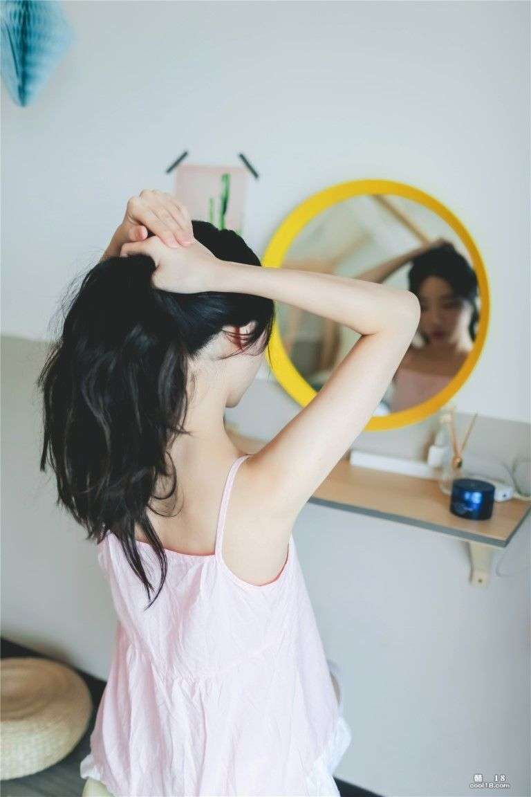 刚刚睡醒的美眉粉色小裙子惹人爱 The pretty girl who just woke up is wearing a cute little pink dress