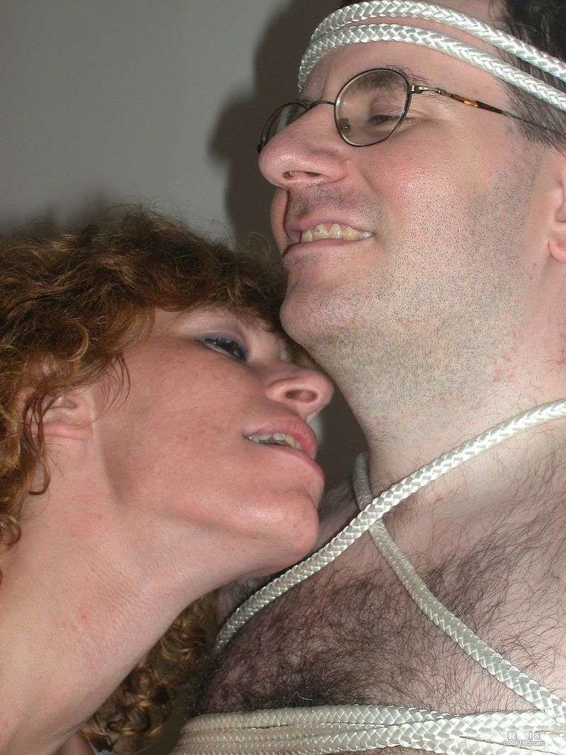 摩洛伊斯兰解放阵线常春藤玫瑰在用绳子束缚洛根&middot;德雷克后吮吸他的小鸡鸡 MILF Ivy Rose sucks Logan Drake's penis after ropetying him