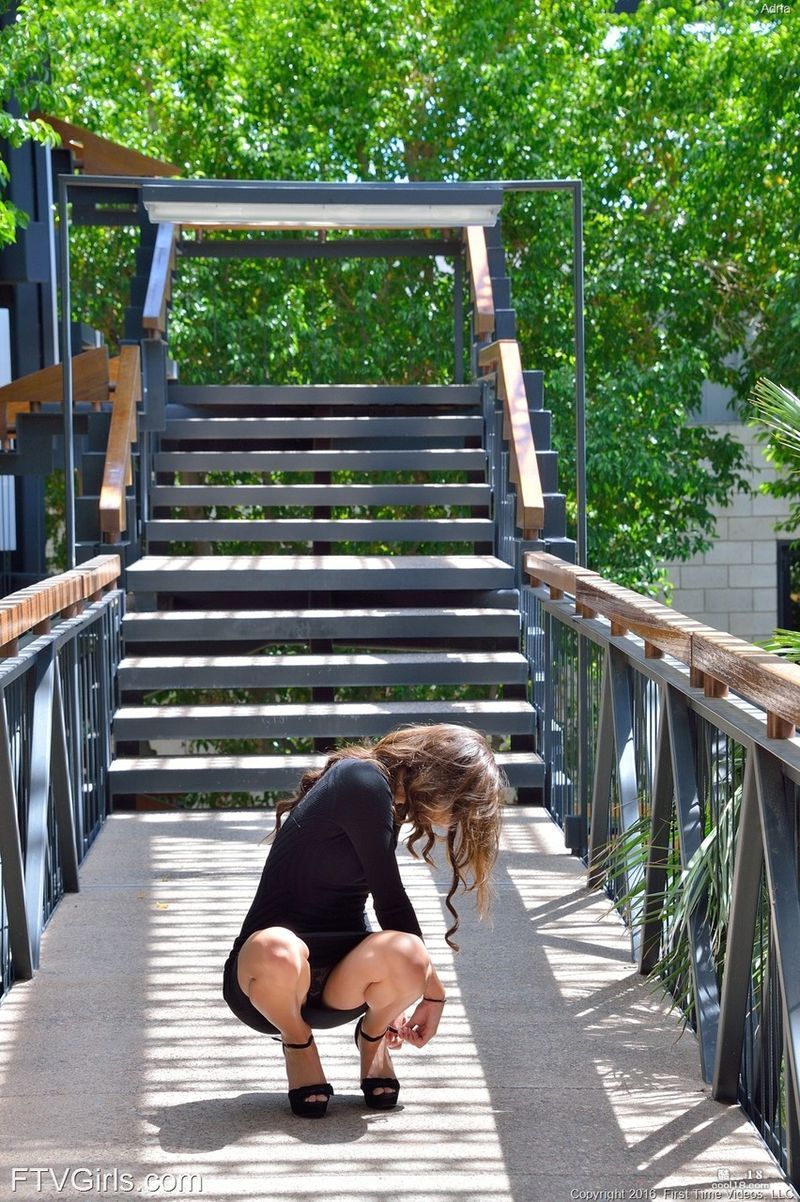 苗条少女阿德里亚在户外脱衣并玩黄瓜和大橡胶假阳具插小穴 Slim teen Adria strips outdoors and plays with cucumber and big rubber dildo in pussy