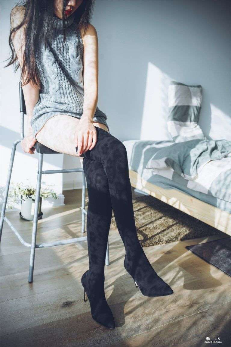 阳光里的露背毛衣和黑丝 Backless sweater and black stockings in the sun