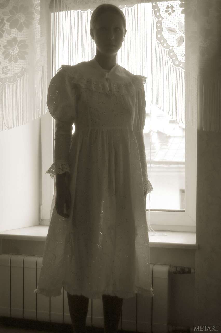 Pantyless babe shows her puff... Pantyless babe shows her puff...