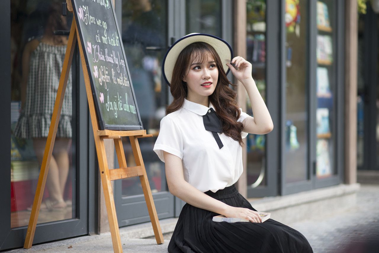 Pretty Asian college girl pos... Pretty Asian college girl pos...