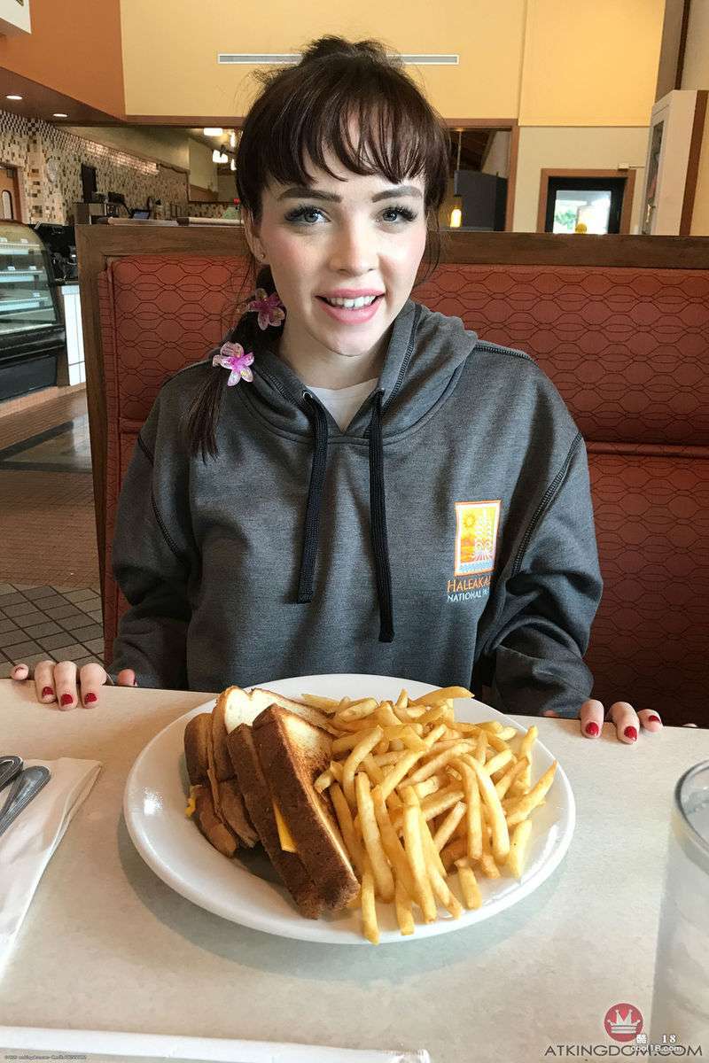 黑发女孩 Aliya Brynn 在户外脱光衣服大开双腿拉扯两片阴唇 Brunette Aliya Brynn strips naked outdoors, spreads her legs and pulls her labia